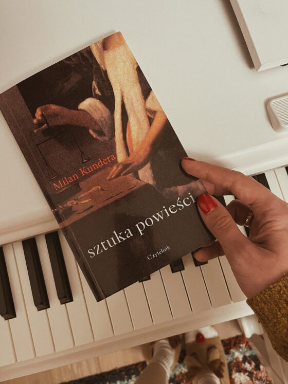 Dlaczego powieść nie powinna iść z duchem czasów? / Milan Kundera